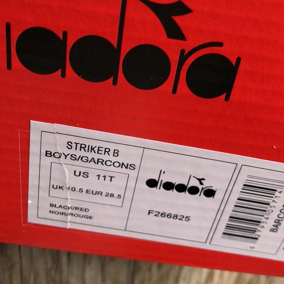 Diadora Striker B boy Shoes New in Box - Picture 6 of 7